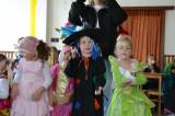 DSC_0037: Děti se ve Vrdech převlékly do masek a zaskotačily si s čarodějem Emčou