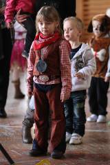 5G6H4378: Foto: Kutnohorskou sokolovnu obsadily děti, užily si tam tradiční karneval