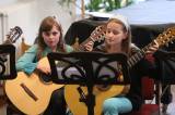 5G6H5885: Video: Květen a červen je čas pro třídní koncerty ZUŠ Kutná Hora, hráli i žáci Jakuba Lišky
