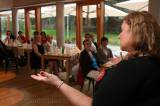 Halina_LaDus_66041: Halina Pawlovská bavila svými historkami hosty Café LaDus v Čáslavi 