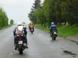 P1000643: Foto: Motorkářskou vyjížďku zpestřil kaskadérským vystoupením Michal Martínek