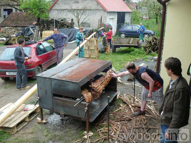 Foto, video: Ve Vodrantech stavěli máj dvakrát, při nočním řezání přistihli hochy z Močovic