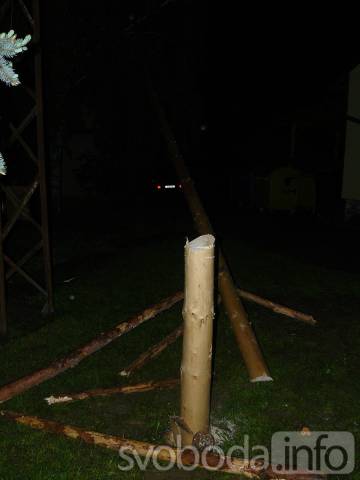 Foto, video: Ve Vodrantech stavěli máj dvakrát, při nočním řezání přistihli hochy z Močovic