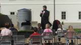 SDC11333: Dětský den na terase kavárny v galerii GASK zakončila soutěž v pojídání zmrzliny