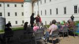 SDC11343: Dětský den na terase kavárny v galerii GASK zakončila soutěž v pojídání zmrzliny
