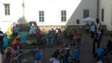 SDC11378: Dětský den na terase kavárny v galerii GASK zakončila soutěž v pojídání zmrzliny