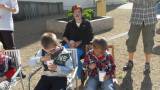SDC11391: Dětský den na terase kavárny v galerii GASK zakončila soutěž v pojídání zmrzliny