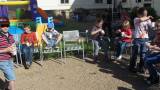SDC11392: Dětský den na terase kavárny v galerii GASK zakončila soutěž v pojídání zmrzliny