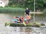 P1290895: Foto: První čáslavská neckyáda přilákala na Podměstský rybník plavidla i diváky
