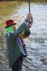 IMG_1259: Foto: Vodácká sezóna skončila, vodník Čochtan uzavřel ve Vrdech řeku Doubravu