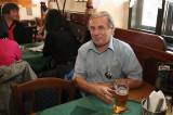 5G6H3330: Foto: Jitrnice nosil ke stolu v hostinci U Zlatého lva bývalý ministr Miroslav Kalousek