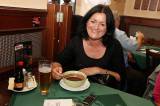 5G6H3343: Foto: Jitrnice nosil ke stolu v hostinci U Zlatého lva bývalý ministr Miroslav Kalousek