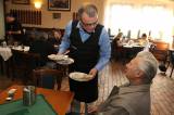 5G6H3366: Foto: Jitrnice nosil ke stolu v hostinci U Zlatého lva bývalý ministr Miroslav Kalousek