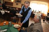 5G6H3367: Foto: Jitrnice nosil ke stolu v hostinci U Zlatého lva bývalý ministr Miroslav Kalousek