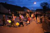 5G6H6608: Foto: Lampionový průvod v Červených Janovicích zakončili dětskou diskotékou