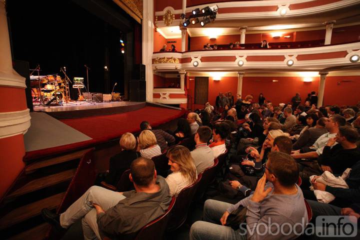 Foto: Dan Bárta s kapelou Illustratosphere potěšil čáslavské Dusíkovo divadlo