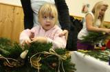 5G6H5783: Foto: Rodiče s dětmi v Církvici trávili odpoledne ve škole, vyráběli vánoční dekorace