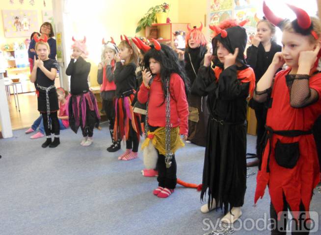 Čerti z Masaryčky zpívali dětem z Mateřské školy Benešova