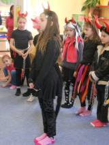 DSCN2812: Čerti z Masaryčky zpívali dětem z Mateřské školy Benešova
