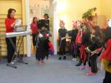 DSCN2815: Čerti z Masaryčky zpívali dětem z Mateřské školy Benešova