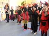DSCN2827: Čerti z Masaryčky zpívali dětem z Mateřské školy Benešova