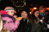 6G6H8072: Foto, video: Kutnohoráci rozsvítili vánoční strom na náměstí ve středu