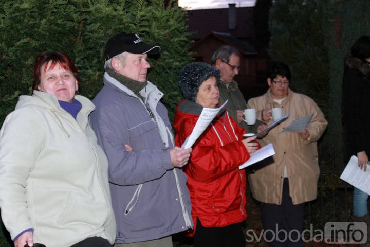 Foto: Obyvatelé Horky I a okolí si vánoční čas zpestřili zpíváním koled u stromečku
