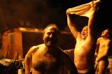 5G6H8588: Foto, video: Bouřlivá oslava vyvrcholila noční koupelí pod širým nebem!