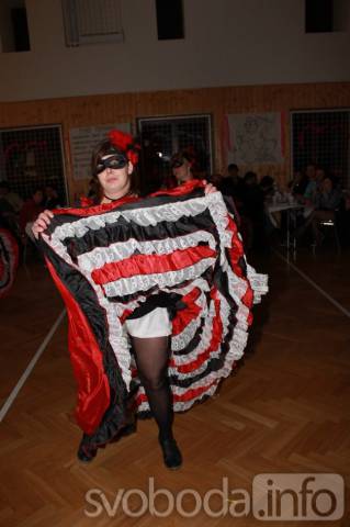 Foto: Pestrá paleta masek tančila na Sportovním plese v suchdolské sokolovně