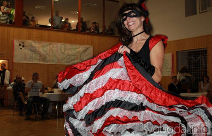 Foto: Pestrá paleta masek tančila na Sportovním plese v suchdolské sokolovně