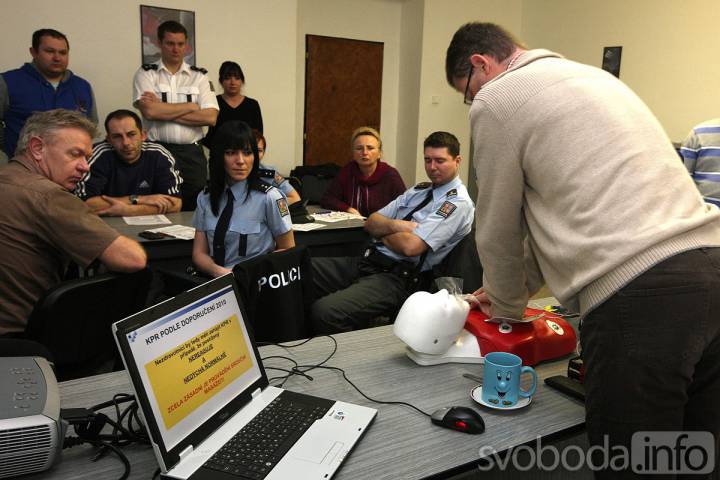 Kutnohorští policisté už čtyřikrát v terénu použili defiblirátor, který mají ve výbavě