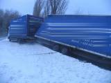 1: Sněhové jazyky uvěznily za Uhlířskými Janovicemi nákladní automobil s přívěsem