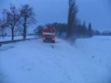 2: Sněhové jazyky uvěznily za Uhlířskými Janovicemi nákladní automobil s přívěsem