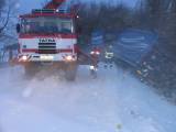 4: Sněhové jazyky uvěznily za Uhlířskými Janovicemi nákladní automobil s přívěsem