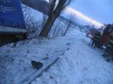 6: Sněhové jazyky uvěznily za Uhlířskými Janovicemi nákladní automobil s přívěsem