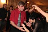 5G6H7141: Foto: Hasiči se na sobotním plese v Lomci věnovali svým partnerkám