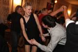 5G6H7156: Foto: Hasiči se na sobotním plese v Lomci věnovali svým partnerkám