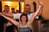 5G6H7267: Foto: Hasiči se na sobotním plese v Lomci věnovali svým partnerkám