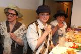 5G6H4905: Foto: Paběničtí ochotníci v sobotní premiéře komedie „Zvonokosy“ rozehráli boj o pisoár