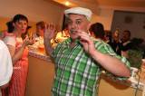 5G6H4907: Foto: Paběničtí ochotníci v sobotní premiéře komedie „Zvonokosy“ rozehráli boj o pisoár
