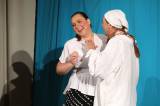 5G6H4981: Foto: Paběničtí ochotníci v sobotní premiéře komedie „Zvonokosy“ rozehráli boj o pisoár