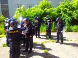 20140520_102405: Foto: Policejní zásahová jednotka cvičila v bývalých kasárnách akci v budově