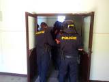 20140520_102529: Foto: Policejní zásahová jednotka cvičila v bývalých kasárnách akci v budově