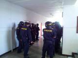 20140520_102609: Foto: Policejní zásahová jednotka cvičila v bývalých kasárnách akci v budově