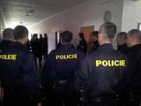 20140520_103058: Foto: Policejní zásahová jednotka cvičila v bývalých kasárnách akci v budově