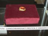 P1320166: Foto, video: Na výstavě v Čáslavi můžete vidět i langobardský prsten