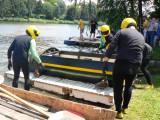 P1320900: Foto, video: Hladinu Podmětského rybníku čeřila po domácku vyrobená plavidla