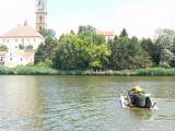 P1320908: Foto, video: Hladinu Podmětského rybníku čeřila po domácku vyrobená plavidla