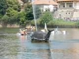 P1320941: Foto, video: Hladinu Podmětského rybníku čeřila po domácku vyrobená plavidla