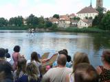 P1320959: Foto, video: Hladinu Podmětského rybníku čeřila po domácku vyrobená plavidla